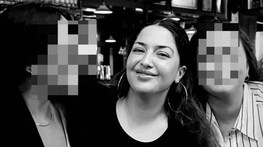 Busra Bakac, 34 (mitten), är servitris på en kändistät krog vid Stureplan. 