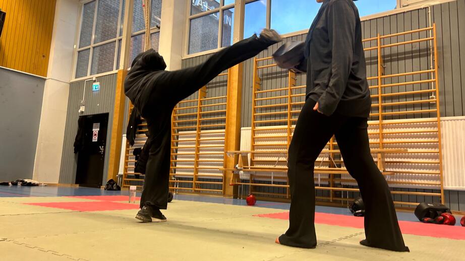 I Husbyhallen möts unga tjejer för att träna kickboxning tillsammans. 