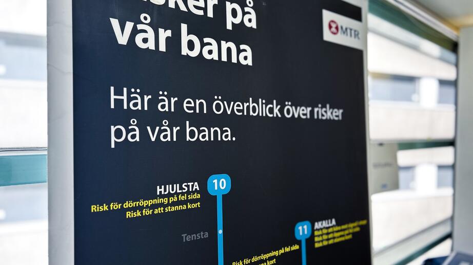 Inne på MTR:s kontor finns en karta över blå linjen och eventuella risker på varje station.