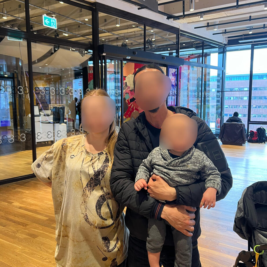 Agata och Mansour vill gärna dela med sig av sin berättelse, men insisterar på att inte visa sina ansikten.