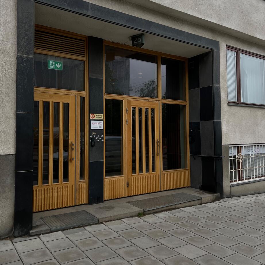 Ingången till Oxenstiernsgatan 25.