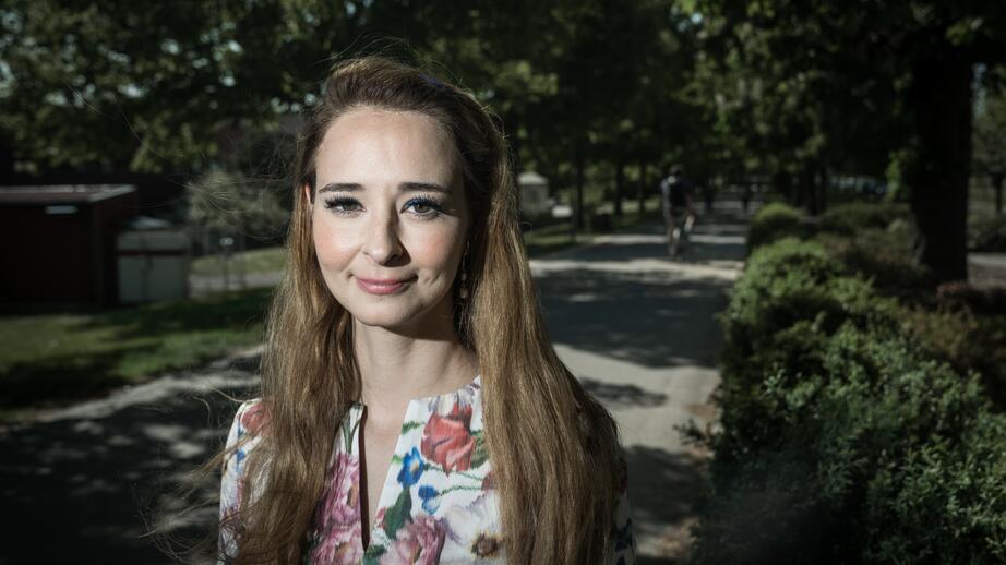 Alice Teodorescu Måwe (KD) anklagas för misshandel av en politisk tjänsteman från Vänsterpartiet – själv säger hon att hon blev angripen. Händelsen inträffade i Europaparlamentets lokaler i Bryssel.
