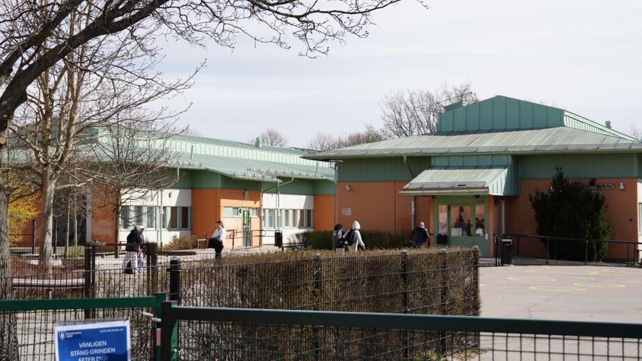Barnen på Knutbyskolan blir inringda till lektion. 
