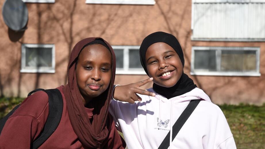 Halima och Haawo, Haawo bytte i trean till Knutby från en skola som enligt henne var “kaos”.