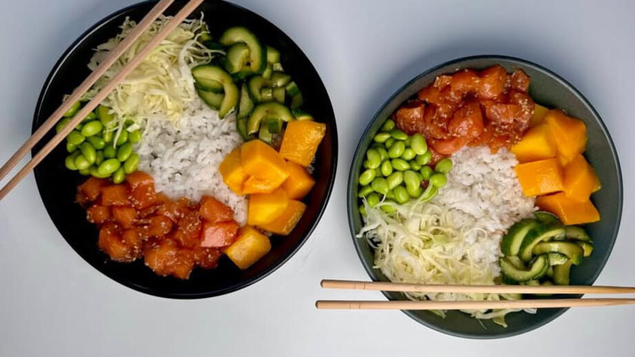 Pokébowl Hillevi lagat. I receptvideon berättar hon hur man kan komma billigt undan på att göra det hemma istället för att köpa ute hela tiden. 