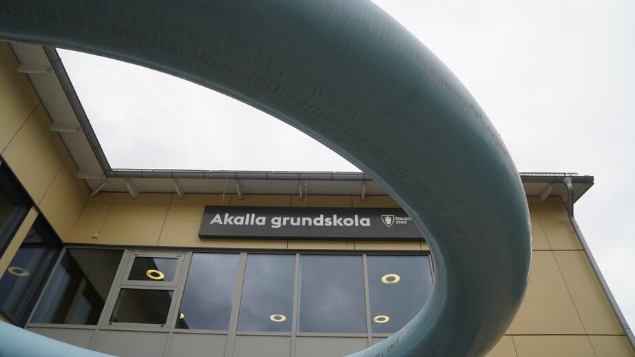 Rektorn på Akalla grundskola vittnar om att hon ser elever spela om pengar.