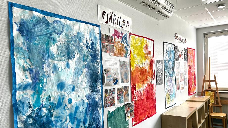 Barnen har en ateljé där de jobbar med en konstpedagog varje vecka. 