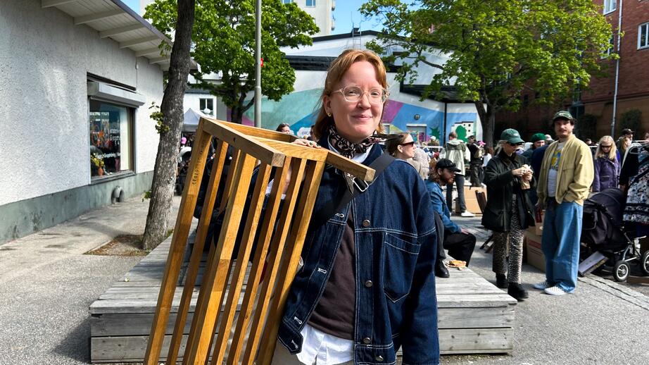 Frida Händler med sin nyfunna skohylla.
