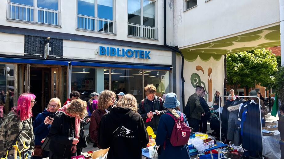 I de olika stånden finns allt från begagnade barnkläder till vinylskivor och gamla porslinsfigurer.