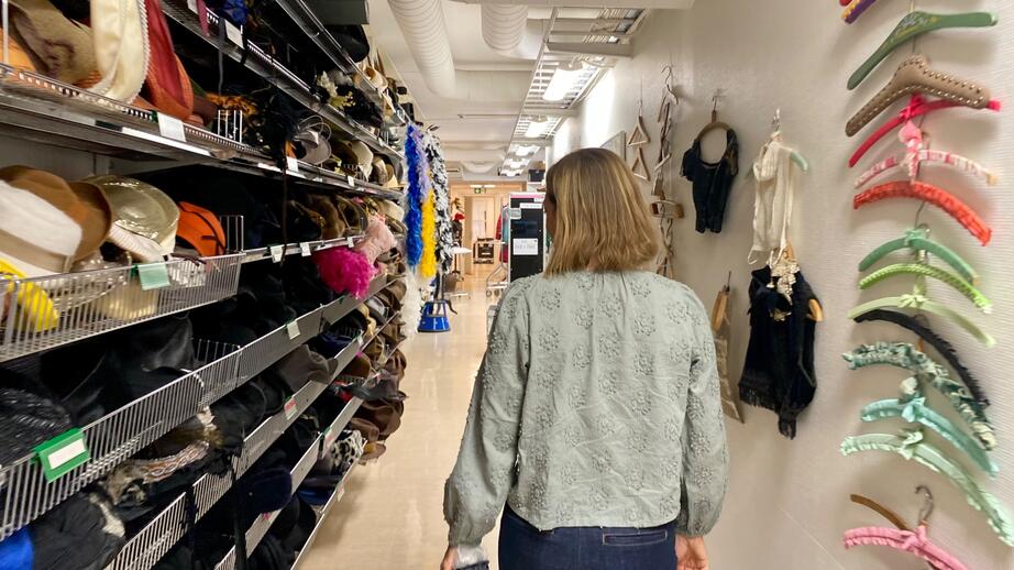 I Riksteaterns kostymförråd finns kläder och utstyrsel för alla tillfällen. 
