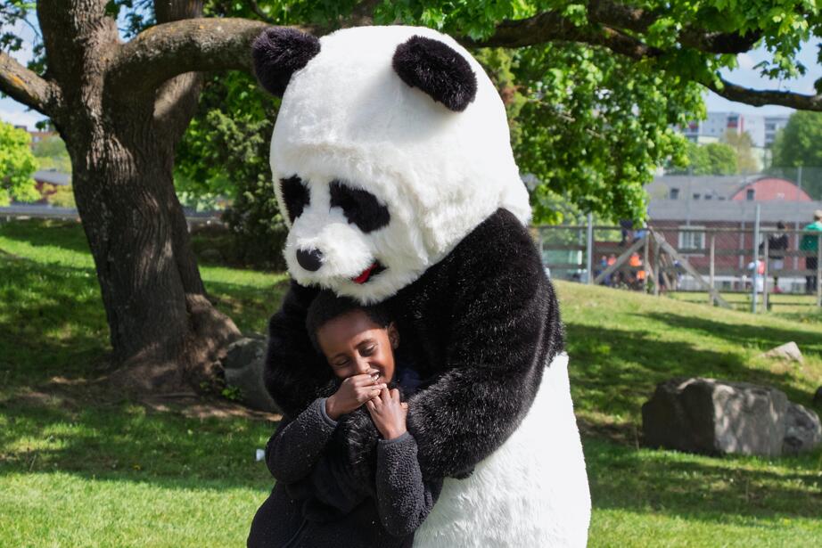Pandakram. WWFs maskot deltog i träningspasset för barn och unga som firade biologisk mångfald i Akalla by.