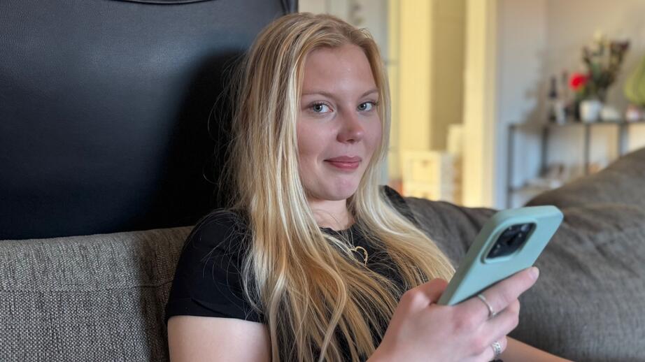 Moa Strandell, 22 år, får inte den digitala användningens miljöpåverkan först upp i tankarna när det pratas om vad som påverkar klimatet negativt.
Men hon har vissa miljösmarta vanor, hon älskar till exempel promenader och en del veganska produkter.