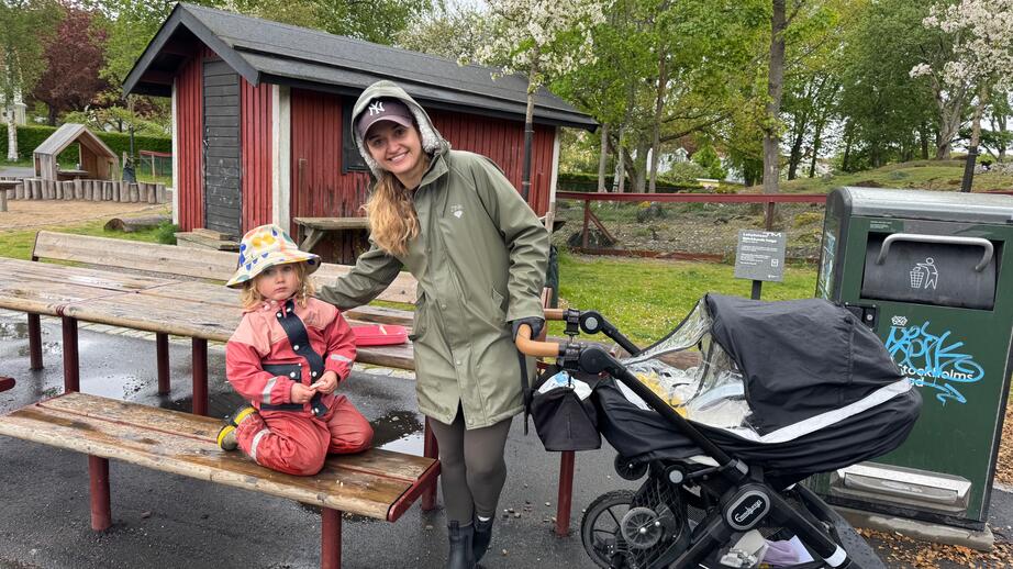 Valentina Kleve med sin familj i parken.