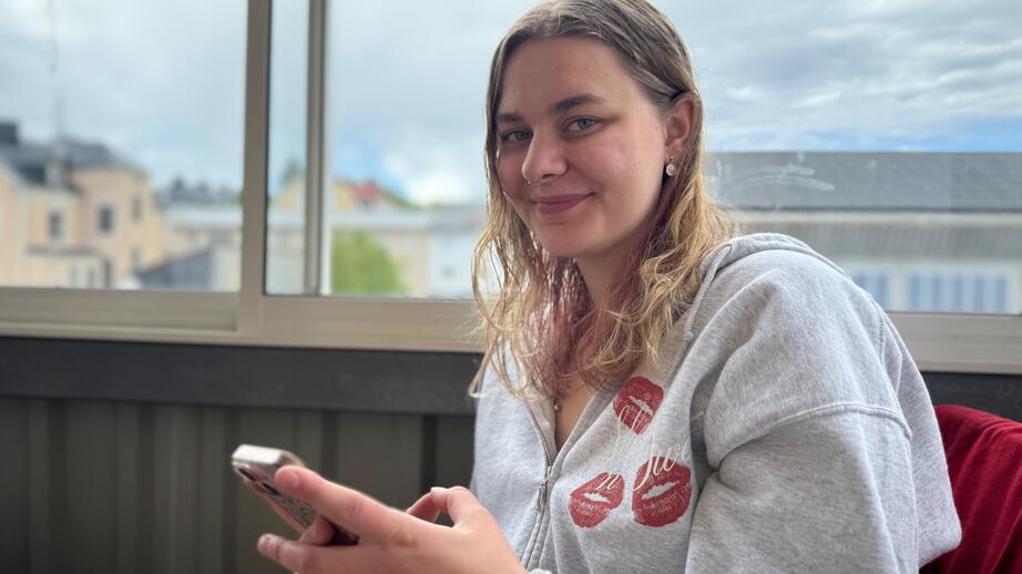 Linnea Englin, 21 år, läser mycket böcker som minskar hennes digitala användning.