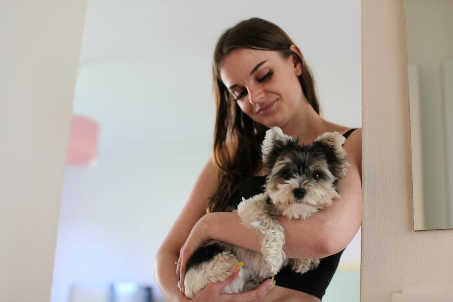 Stephanie och hennes pojkvän turas om att ha hunden Lea varannan natt. 