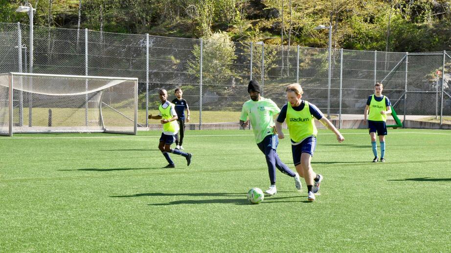 Ett snabbt uppspel där spelaren Emil gör mål. 