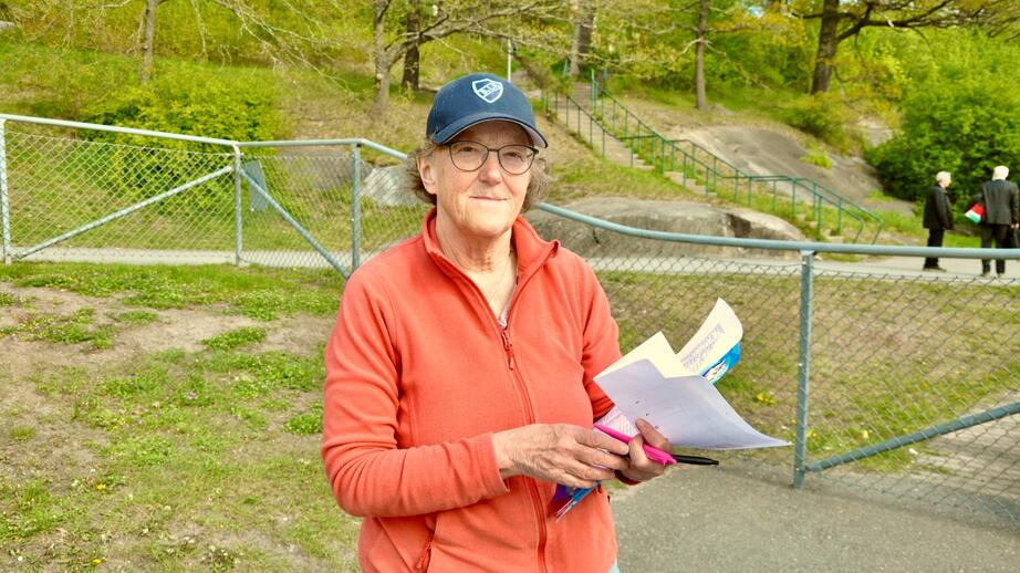 Ordförande Eva Hjelmvik tar närvaro. 