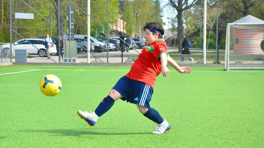 Ida trixar innan träningsmatchen drar igång. 