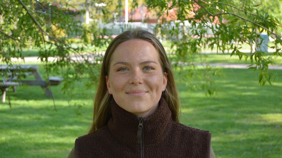 Fanny Fjällrud, 22, fick fast anställning på 4H-gården i Gränby efter studenten, och har jobbat kvar sedan dess. 