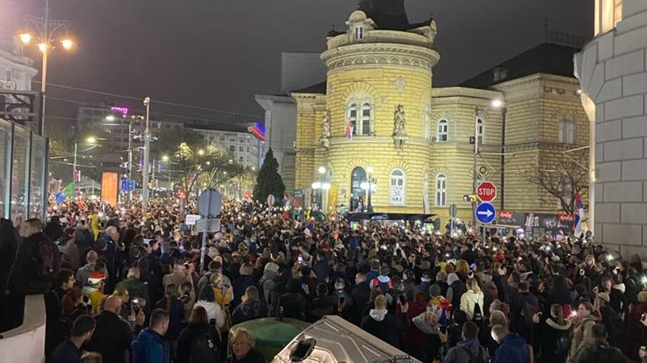 Vid demonstrationerna samlas tusentals i solidaritet med studenterna. 