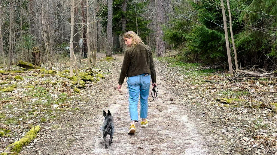 Natalie, 34 adopterade hunden Bonnie från Spanien. Hör henne berätta om deras historia.