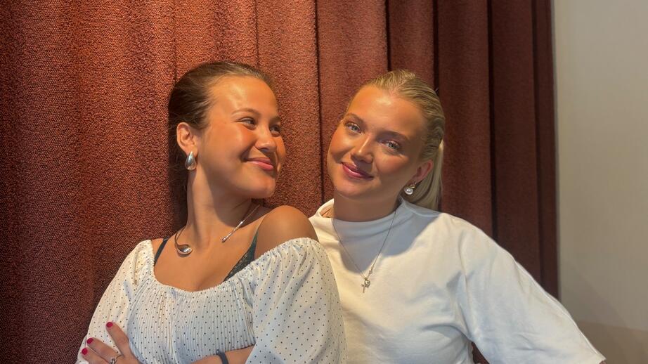 Alva Apelgren och Daphne Törnqvist, 19 år gamla.
