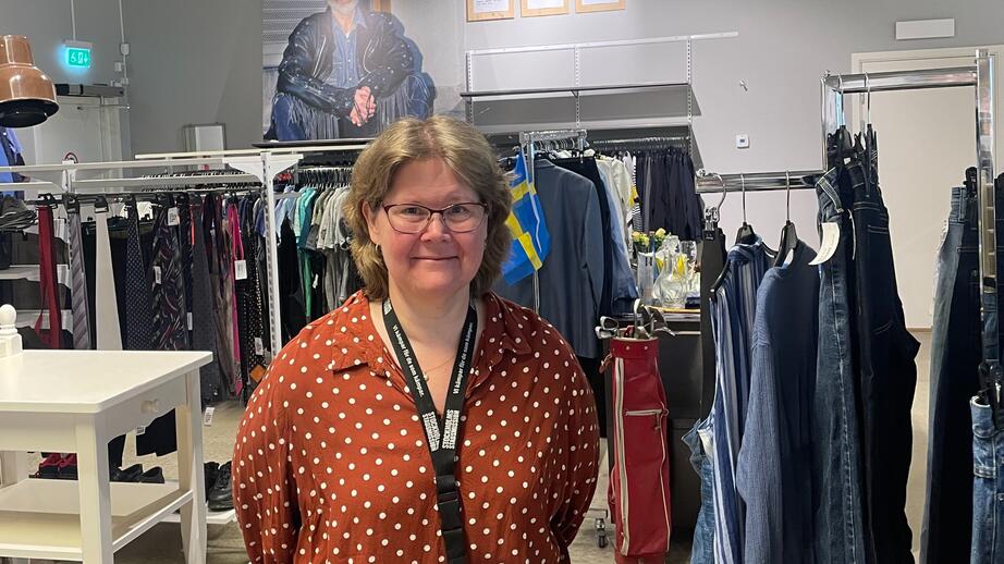 Ann-Sofi Davidsson Forsberg bland kläderna i hennes butik. 