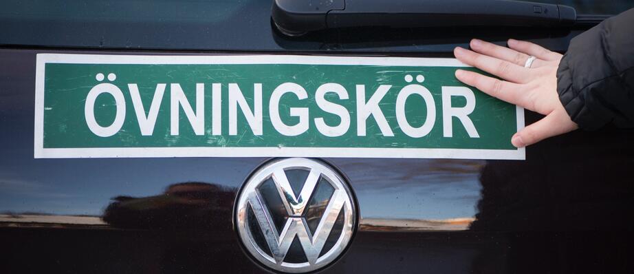 TA KÖRKORT. Foto: Fredrik Sandberg/TT