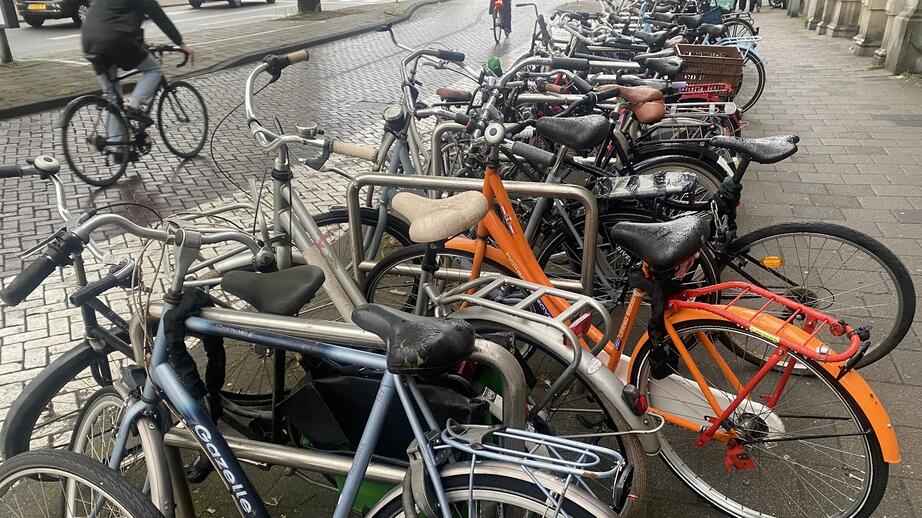 I Amsterdam är olåsta cyklar tillgängliga för alla.