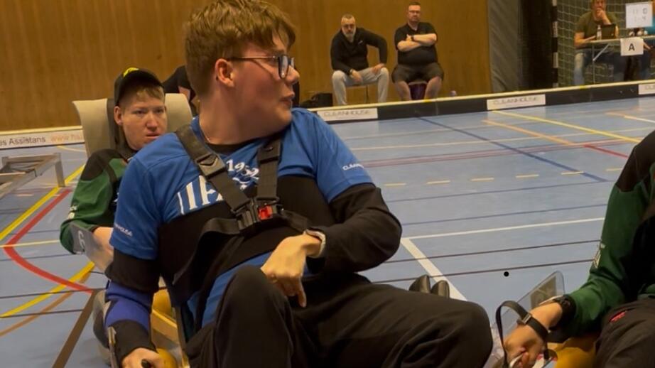 Hör Joel ge tips till andra med funktionshinder samt se honom spela el-innebandy.