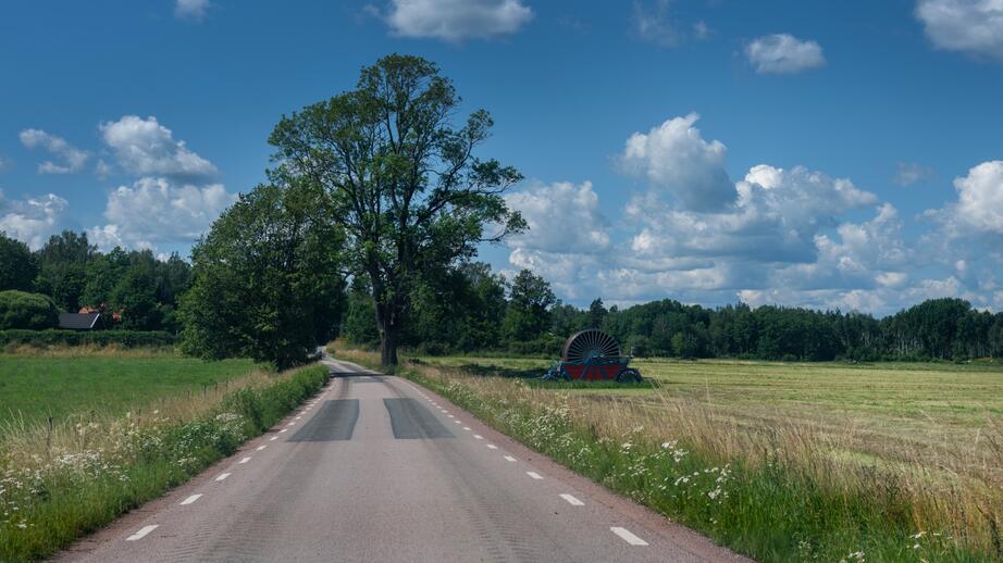 I Sverige finns det fossilfri el vilket betyder att en elmoped är ett ”nollutsläppsfordon”, bortsett från produktionen av mopeden och batteriet.  