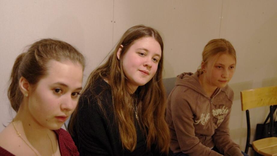 Från vänster Martha Nordenswan, Julia Holmgren och Nathalie Niskala som tittar på när de andra övar sång.                                                                                 