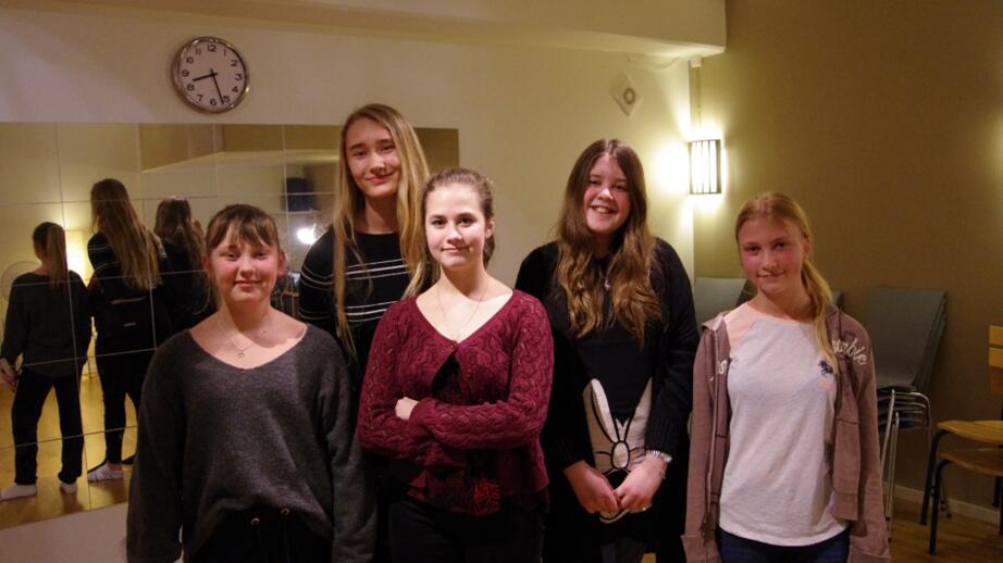 Hela musikalgruppen, från vänster Hedvig Karlén, Emma Dahlström, Martha Nordenswan, Julia Holmgren och Nathalie Niskala.