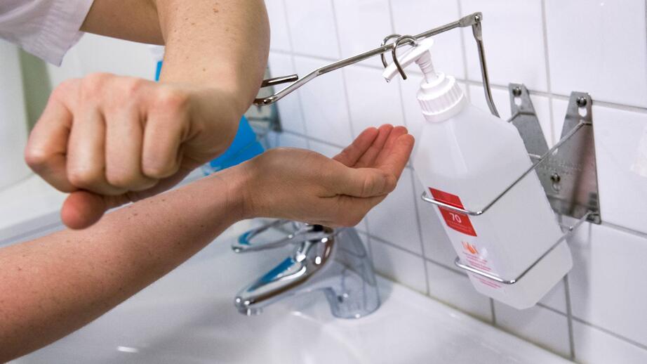 Efterfrågan på handsprit har ökat och bristen på hygienartiklar är stor till följd av covid-19. 