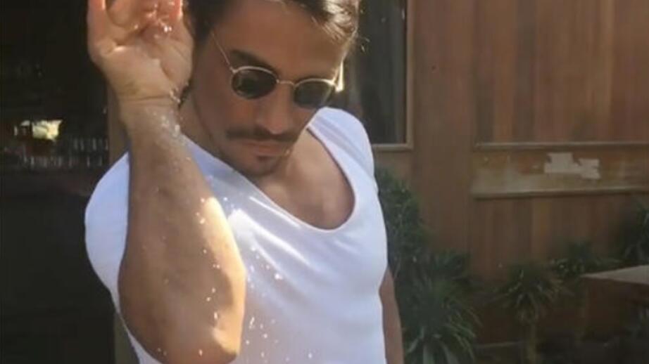 Stillbild från Nusret Gökçes originalvideo som skapade memen "Salt Bae".