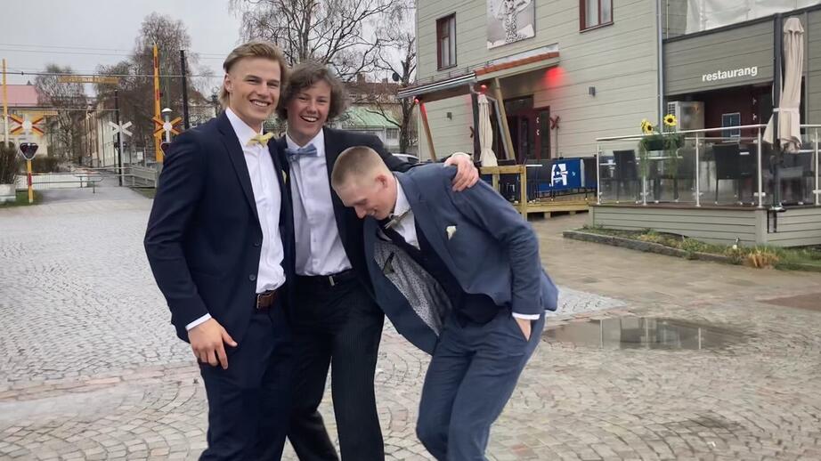 William Johnsson, Ludvig Käcker och Vincent Fosser utanför deras studentbal.