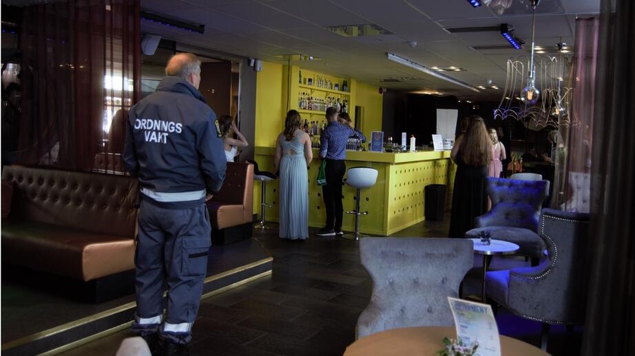Ordningsvakten ser till att restriktionerna följs under studentbalen.