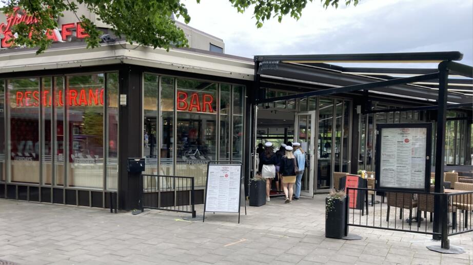 Inne i restaurangen är det endast tillåtet att sitta fyra personer per bord, och innan den första juni stänger allt klockan halv nio. 
