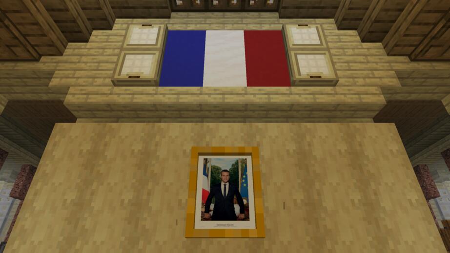 Ett foto på Emmanuel Macron pryder väggen i en  byggnad i Minecraft