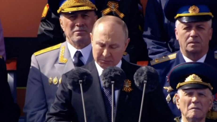 Putin håller tal på Röda torget.