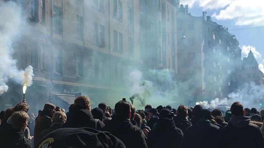 Hammarbysupportrar sjunger hejaramsor på väg till arenan och säsongens första match. 