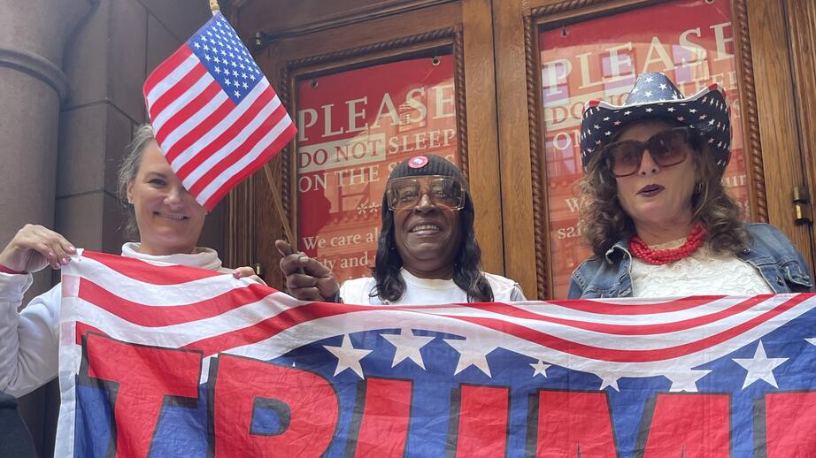 Tre kvinnor som samlats vid Trump Tower för att demonstrera mot åtalet av Donald Trump.