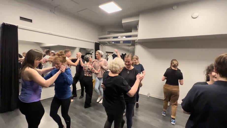 På QueerSalsa Stockholms lektioner lär sig eleverna båda dansrollerna. 