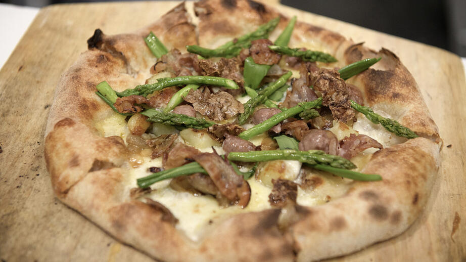 Ett stycke vinnarpizza, inspirerad av somriga middagar i trädgården.