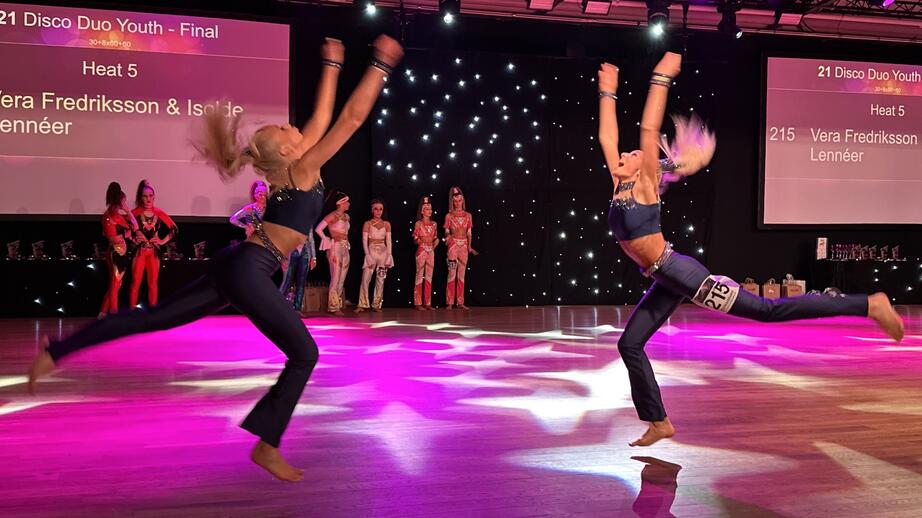 Isolde Lenneer och Vera Fredriksson tävlar i disco duo under EM.