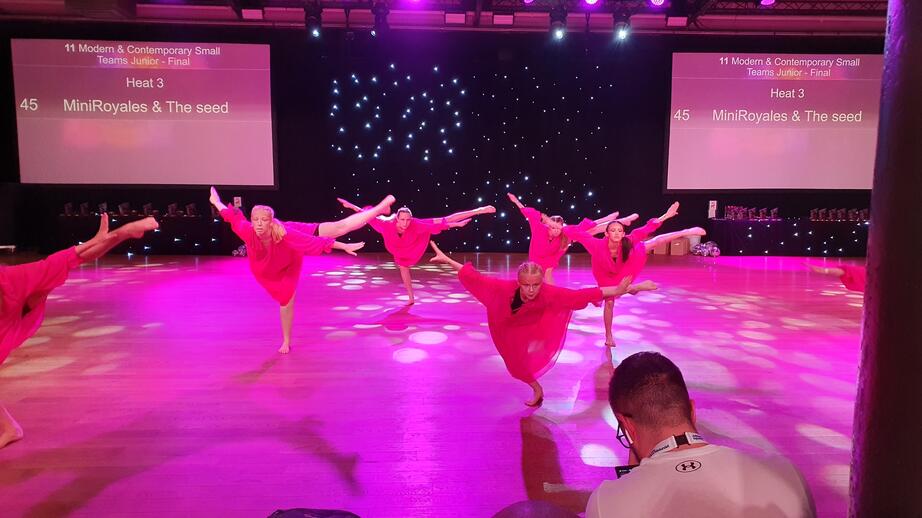 Se några av de tävlande lagen i Modern & Contemporary Small Teams Junior.