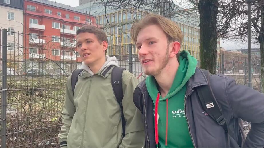 Kompisarna David Wilde och Victor Strang, båda 17 år, diskuterar definitionen av klimatjobb.