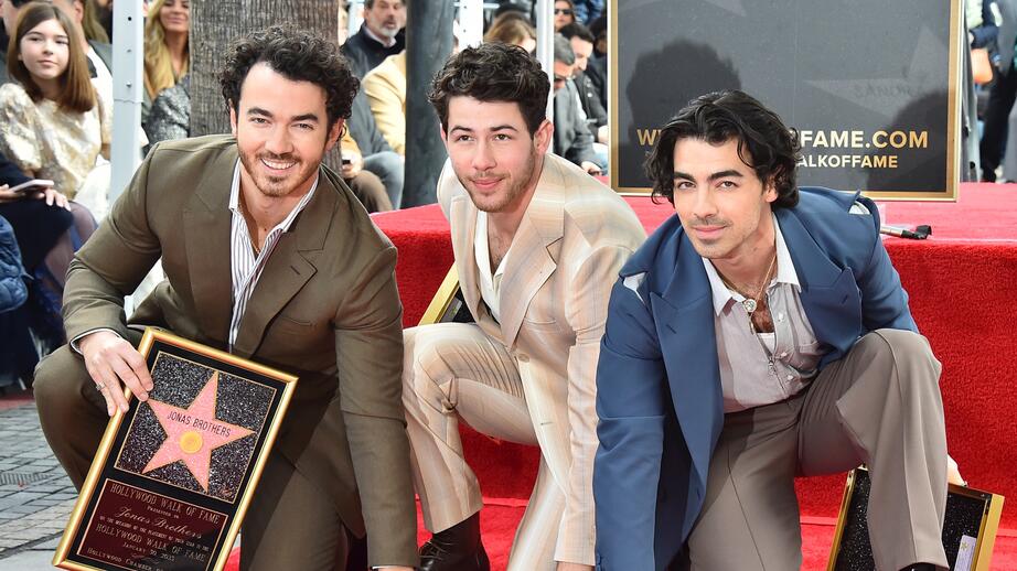 The Jonas Brothers vid sin stjärna.