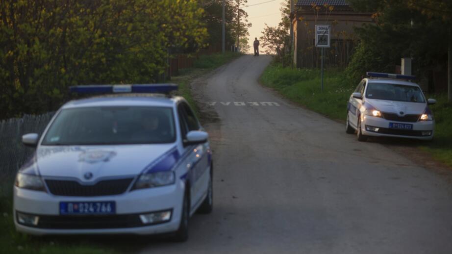 Gärningsmannen körde runt i en bil och sköt urskiljningslöst mot människor.