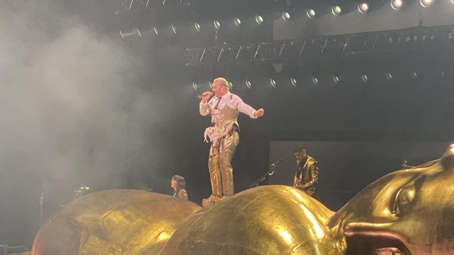 Sam Smith startar konserten med sin succélåt "Stay with me" framför en exalterad publik. 